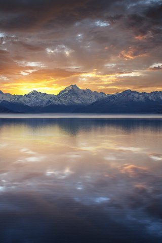 Обои озеро, горы, скалы, закат, тучи, отражение, гладь, lake, mountains, rocks, sunset, clouds, reflection, surface разрешение 2048x1365 Загрузить