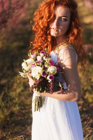 Обои девушка, платье, взгляд, волосы, букет, невеста, рыжеволосая, girl, dress, look, hair, bouquet, the bride, redhead разрешение 2560x1707 Загрузить