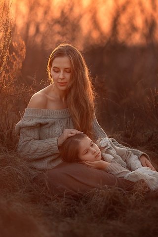 Обои трава, закат, мама, дочка, grass, sunset, mom, daughter разрешение 2593x1729 Загрузить