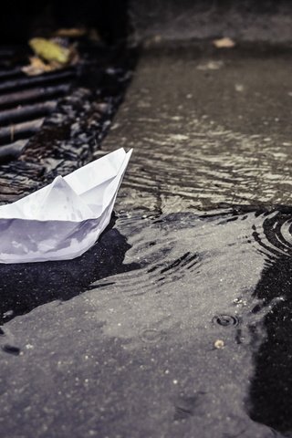 Обои вода, капли, бумага, улица, лужа, кораблик, water, drops, paper, street, puddle, boat разрешение 1920x1280 Загрузить