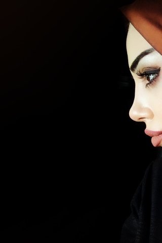 Обои девушка, хиджаб, портрет, мусульманка, взгляд, модель, профиль, черный фон, лицо, чадра, girl, hijab, portrait, muslim, look, model, profile, black background, face, the veil разрешение 2130x1200 Загрузить