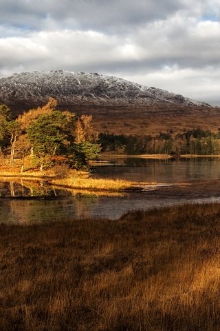 Обои трава, облака, деревья, озеро, горы, берег, шотландия, grass, clouds, trees, lake, mountains, shore, scotland разрешение 3500x2000 Загрузить