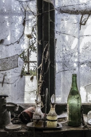 Обои интерьер, окно, паутина, стекло, бутылки, interior, window, web, glass, bottle разрешение 2048x1365 Загрузить