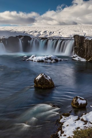 Обои облака, река, скалы, снег, камни, водопад, clouds, river, rocks, snow, stones, waterfall разрешение 2500x1555 Загрузить