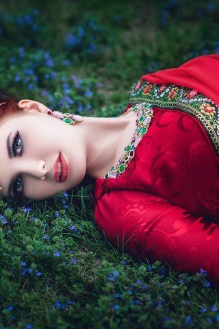 Обои трава, девушка, макияж, помада, grass, girl, makeup, lipstick разрешение 2000x1450 Загрузить