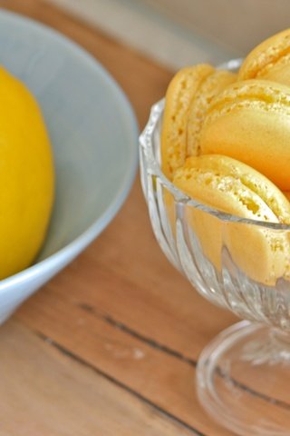 Обои печенье, выпечка, десерт, лимоны, цитрусы, макаруны, cookies, cakes, dessert, lemons, citrus, macaroon разрешение 2560x1600 Загрузить