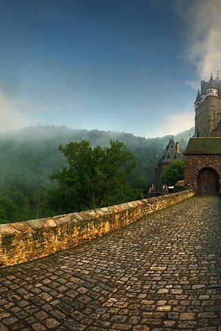 Обои небо, замок эльц, дорога, krzysztof browko, облака, холмы, туман, замок, германия, брусчатка, the sky, eltz castle, road, clouds, hills, fog, castle, germany, pavers разрешение 2000x1157 Загрузить