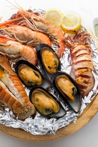 Обои лимон, белый фон, морепродукты, креветки, мидии, омары, lemon, white background, seafood, shrimp, mussels, lobster разрешение 2560x1706 Загрузить