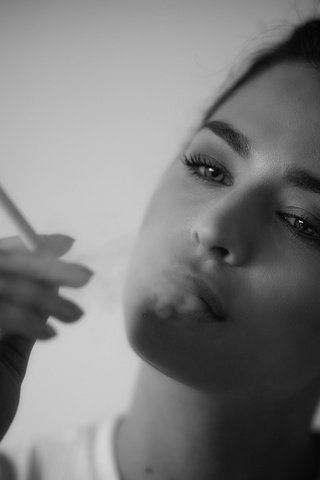 Обои девушка, портрет, брюнетка, дым, чёрно-белое, сигарета, girl, portrait, brunette, smoke, black and white, cigarette разрешение 1920x1200 Загрузить