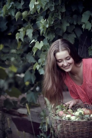 Обои девушка, улыбка, яблоки, корзина, girl, smile, apples, basket разрешение 1920x1200 Загрузить