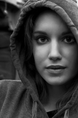 Обои девушка, портрет, взгляд, чёрно-белое, лицо, капюшон, girl, portrait, look, black and white, face, hood разрешение 2048x1365 Загрузить