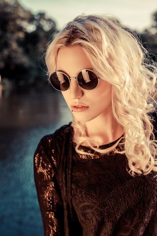 Обои вода, natalie becker, блондинка, портрет, очки, модель, волосы, лицо, локоны, water, blonde, portrait, glasses, model, hair, face, curls разрешение 2048x1365 Загрузить