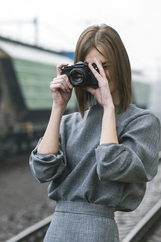 Обои железная дорога, девушка, поза, фотоаппарат, лицо, railroad, girl, pose, the camera, face разрешение 5472x3648 Загрузить