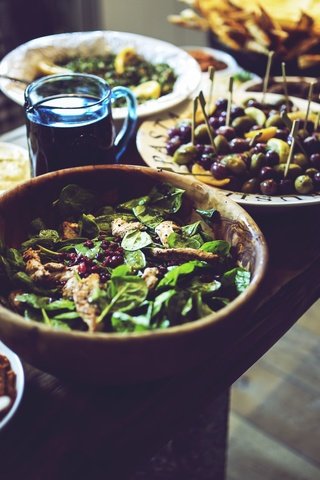 Обои овощи, оливки, салат, шпинат, vegetables, olives, salad, spinach разрешение 5472x3648 Загрузить