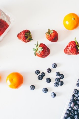 Обои фрукты, клубника, ягоды, черника, мандарины, fruit, strawberry, berries, blueberries, tangerines разрешение 1950x1300 Загрузить
