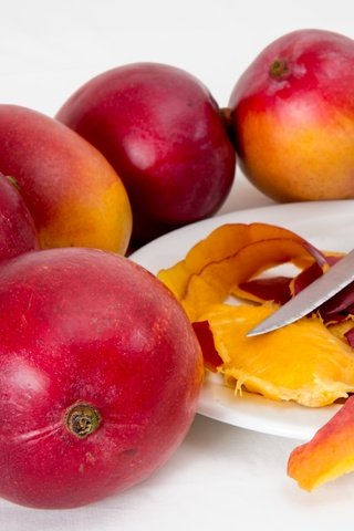 Обои фрукты, белый фон, нож, тарелка, нектарин, манго, fruit, white background, knife, plate, nectarine, mango разрешение 5472x3648 Загрузить