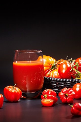 Обои черный фон, овощи, стакан, корзинка, помидоры, перец, сок, black background, vegetables, glass, basket, tomatoes, pepper, juice разрешение 5616x3744 Загрузить