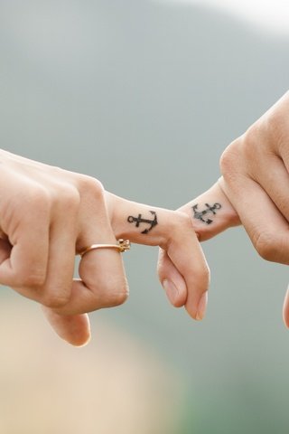 Обои часы, якорь, любовь, романтика, кольцо, пара, руки, пальцы, татуировка, watch, anchor, love, romance, ring, pair, hands, fingers, tattoo разрешение 4368x2893 Загрузить