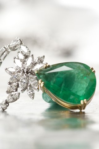 Обои украшения, ожерелье, бриллиант, изумруд, ювелирные изделия, драгоценный камень, decoration, necklace, diamond, emerald, jewelry, gemstone разрешение 3840x2400 Загрузить
