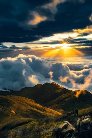Обои облака, горы, восход, солнце, люди, солнечные лучи, clouds, mountains, sunrise, the sun, people, the sun's rays разрешение 2000x1333 Загрузить