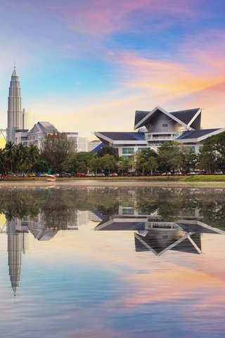 Обои закат, отражение, город, здания, малайзия, куала-лумпур, sunset, reflection, the city, building, malaysia, kuala lumpur разрешение 2560x1440 Загрузить