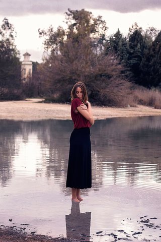 Обои природа, девушка, настроение, поза, лицо, в воде, босиком, nature, girl, mood, pose, face, in the water, barefoot разрешение 2048x1365 Загрузить