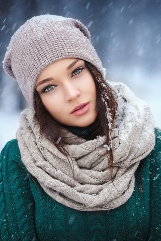 Обои снег, зима, модель, шапка, свитер, ангелина петрова, snow, winter, model, hat, sweater, angelina petrova разрешение 2048x1379 Загрузить