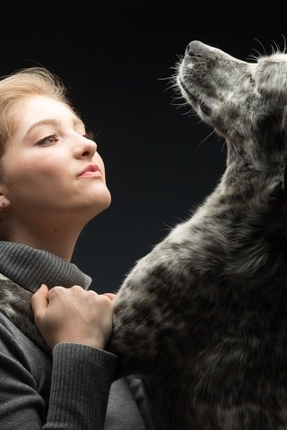 Обои девушка, собака, актриса, друзья, уиллоу шилдс, girl, dog, actress, friends, willow shields разрешение 3840x2400 Загрузить