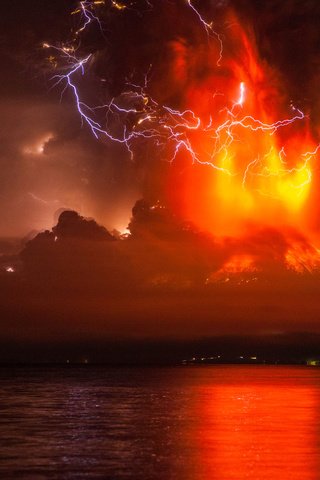 Обои природа, море, молнии, извержение, вулкан, чили, вильяррика, nature, sea, zipper, the eruption, the volcano, chile, villarrica разрешение 2560x1707 Загрузить