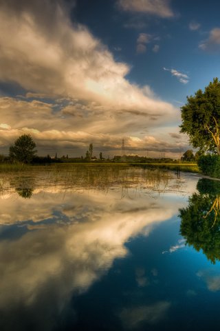 Обои небо, трава, облака, деревья, вода, река, отражение, the sky, grass, clouds, trees, water, river, reflection разрешение 2048x1363 Загрузить