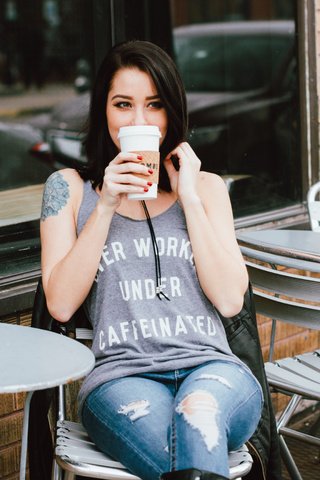 Обои девушка, поза, брюнетка, кафе, кофе, джинсы, тату, сидя, girl, pose, brunette, cafe, coffee, jeans, tattoo, sitting разрешение 5184x3456 Загрузить