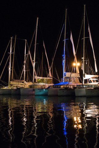 Обои ночь, огни, вода, отражение, яхты, яхта, night, lights, water, reflection, yachts, yacht разрешение 6016x4000 Загрузить