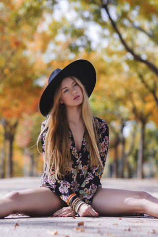 Обои девушка, платье, поза, осень, улица, ножки, шляпа, girl, dress, pose, autumn, street, legs, hat разрешение 2048x1365 Загрузить