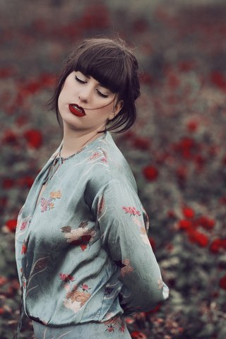 Обои цветы, девушка, волосы, губы, лицо, закрытые глаза, mara saiz, flowers, girl, hair, lips, face, closed eyes разрешение 2048x1365 Загрузить