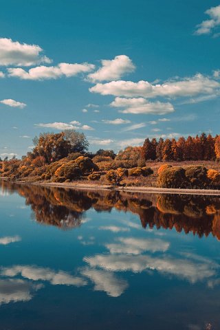 Обои небо, облака, озеро, природа, лес, отражение, пейзаж, осень, the sky, clouds, lake, nature, forest, reflection, landscape, autumn разрешение 1920x1200 Загрузить