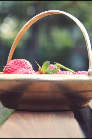 Обои клубника, размытость, ягоды, корзинка, деревянная поверхность, strawberry, blur, berries, basket, wooden surface разрешение 5216x3488 Загрузить
