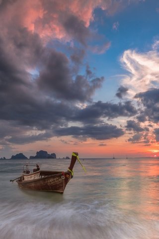 Обои облака, скалы, море, лодка, зарево, таиланд, краби, clouds, rocks, sea, boat, glow, thailand, krabi разрешение 2048x1160 Загрузить