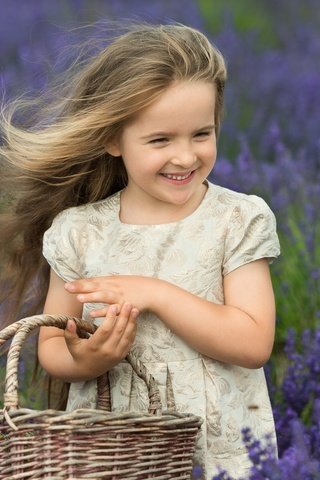 Обои цветы, ребенок, природа, настроение, улыбка, поле, лаванда, девочка, корзина, flowers, child, nature, mood, smile, field, lavender, girl, basket разрешение 2500x1668 Загрузить