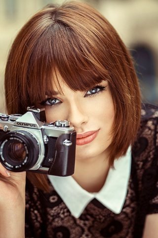 Обои девушка, лицо, портрет, камера, взгляд, lods franck, olympus, модель, фотоаппарат, волосы, скамейка, фотограф, girl, face, portrait, camera, look, model, the camera, hair, bench, photographer разрешение 2048x1367 Загрузить