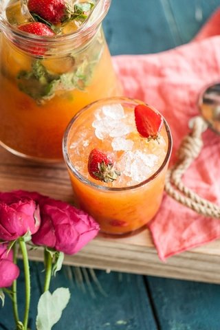 Обои цветы, напиток, розы, клубника, лёд, ягоды, сок, лимонад, flowers, drink, roses, strawberry, ice, berries, juice, lemonade разрешение 2048x1365 Загрузить