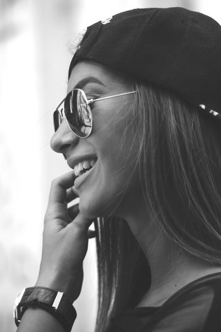 Обои девушка, улыбка, очки, чёрно-белое, зубы, бейсболка, girl, smile, glasses, black and white, teeth, baseball cap разрешение 2048x1365 Загрузить