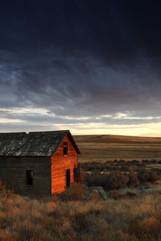 Обои небо, облака, тучи, утро, поле, горизонт, дом, the sky, clouds, morning, field, horizon, house разрешение 2048x1256 Загрузить