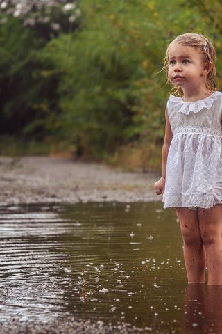 Обои вода, малышка, природа, платье, дети, девочка, дождь, ребенок, лужа, water, baby, nature, dress, children, girl, rain, child, puddle разрешение 2560x1600 Загрузить