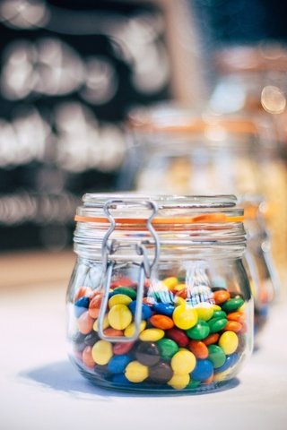 Обои разноцветные, конфеты, размытость, стекло, шоколад, сладкое, банки, драже, colorful, candy, blur, glass, chocolate, sweet, banks, pills разрешение 2560x1600 Загрузить