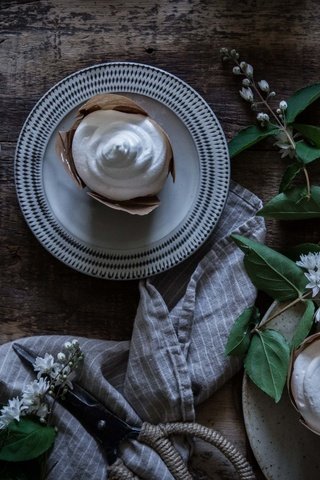 Обои цветы, сладкое, книга, десерт, кексы, flowers, sweet, book, dessert, cupcakes разрешение 1920x1080 Загрузить