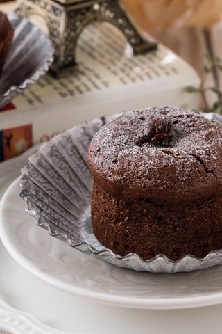 Обои кекс, шоколадный, маффин, деревянная поверхность, cupcake, chocolate, muffin, wooden surface разрешение 1920x1080 Загрузить