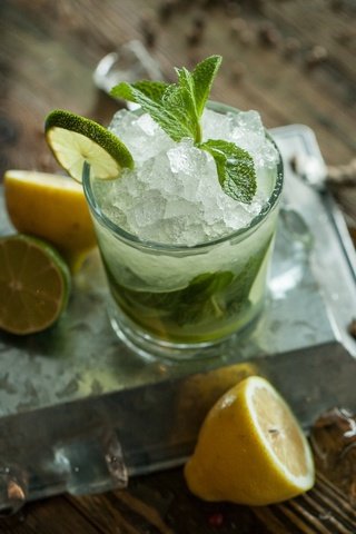 Обои мята, напиток, лёд, лимон, лайм, цитрус, стакан, мохито, mint, drink, ice, lemon, lime, citrus, glass, mojito разрешение 2048x1340 Загрузить