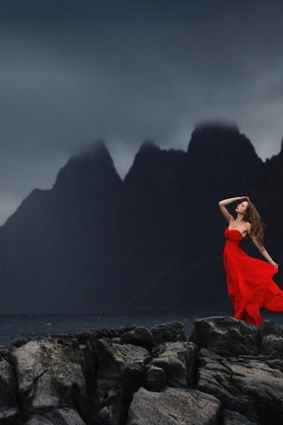Обои скалы, красное платье, камни, берег, девушка, море, залив, модель, волосы, rocks, red dress, stones, shore, girl, sea, bay, model, hair разрешение 2048x1463 Загрузить