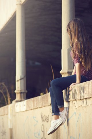 Обои девушка, поза, кеды, сидит, волосы, здание, girl, pose, sneakers, sitting, hair, the building разрешение 6000x4000 Загрузить