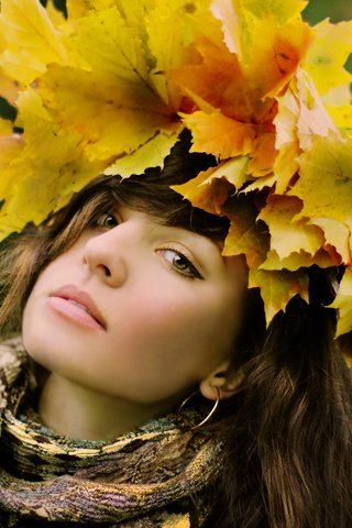 Обои листья, девушка, взгляд, осень, волосы, лицо, шарф, leaves, girl, look, autumn, hair, face, scarf разрешение 2560x1600 Загрузить